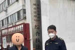 男子公司倒閉后賣橘子，600斤賣不掉，一氣之下扔了一地
