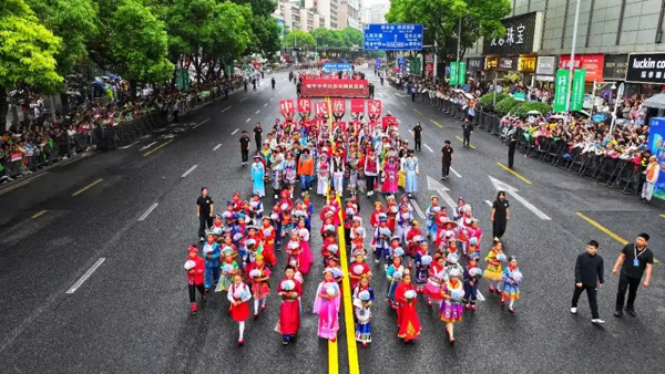 貴州民族團(tuán)結(jié)大巡游盛大舉行