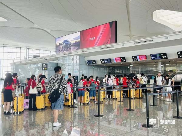 杭州機(jī)場“無陪接待站”迎高峰，一周800多個孩子獨(dú)自起“飛”